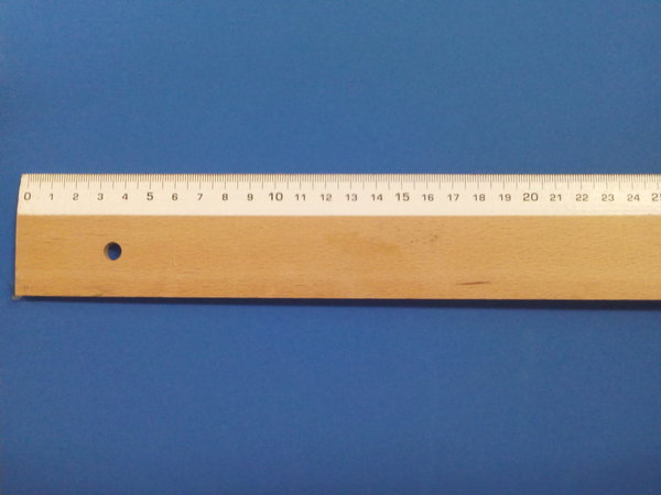 Regla de madera de 1 metro, medición en mm.